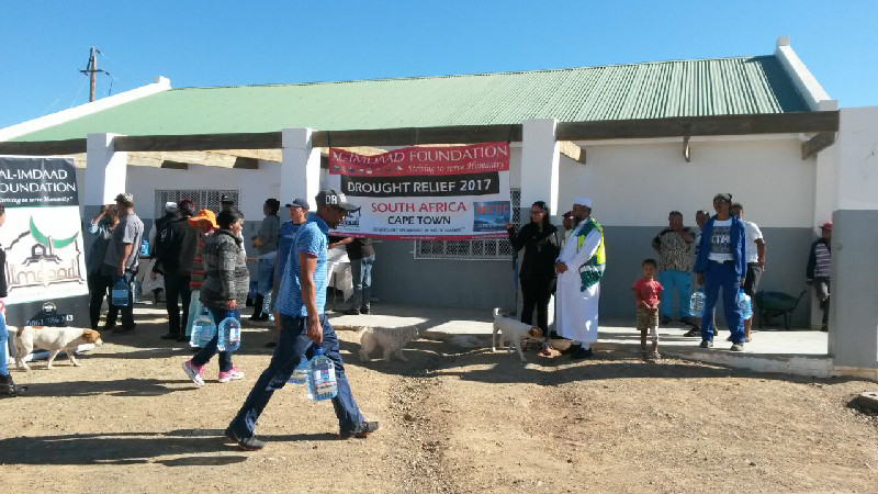 Al-Imdaad Foundation’s offices in the Western Cape recently reached out with water distributions to the community of Matjiesfontein in the Karoo who have been badly affected by the recent drought